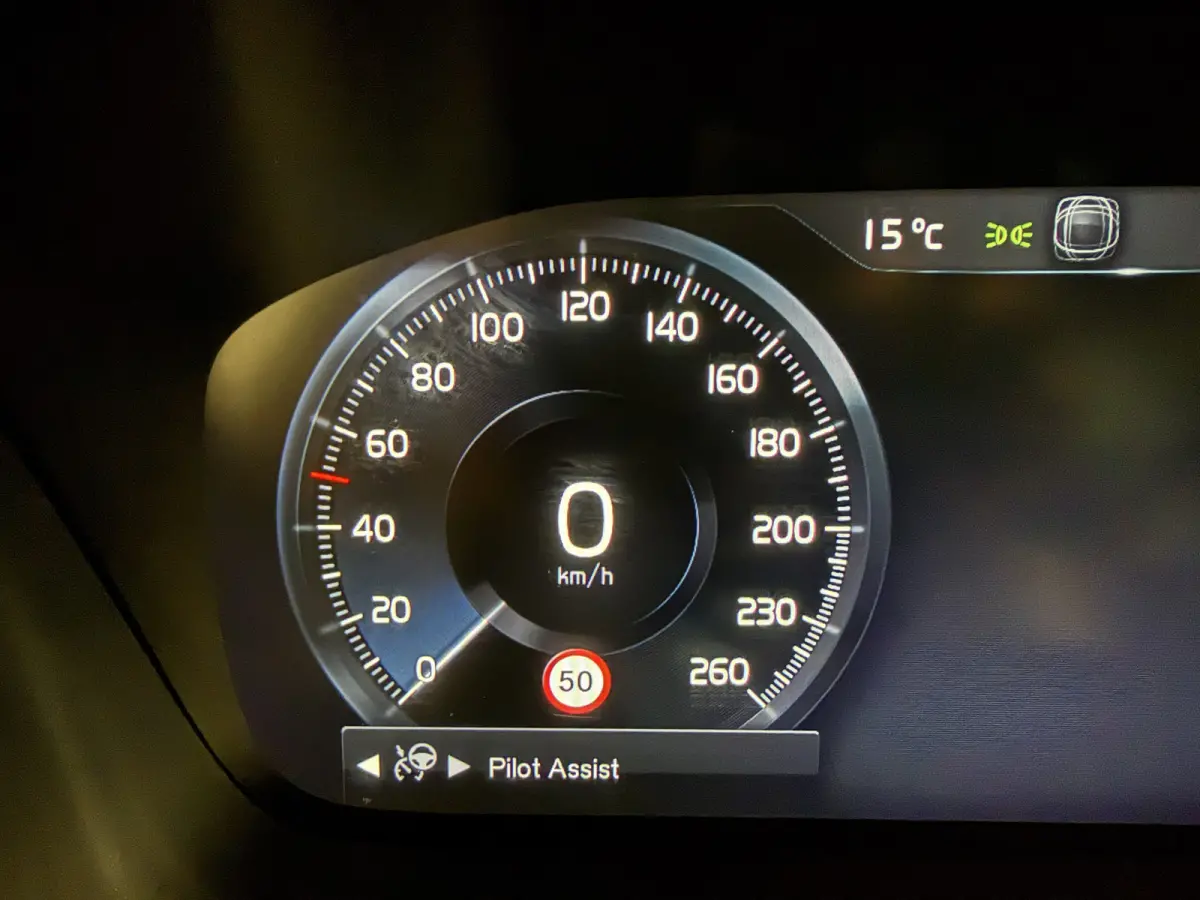 T8 Recharge AWD R-Design PANO/LUCHTVERING/B&W/SOH 100%/TREKHAAK/22"BLACK/HEAD-UP/MASSAGE+VENTILATIE/NAPPA-LEER/360CAMERA/PINE-GREY/ACC/PILOT-ASSIST/DONKERE-ALCANTARA HEMEL/VOLLEDIG VOLVO DEA