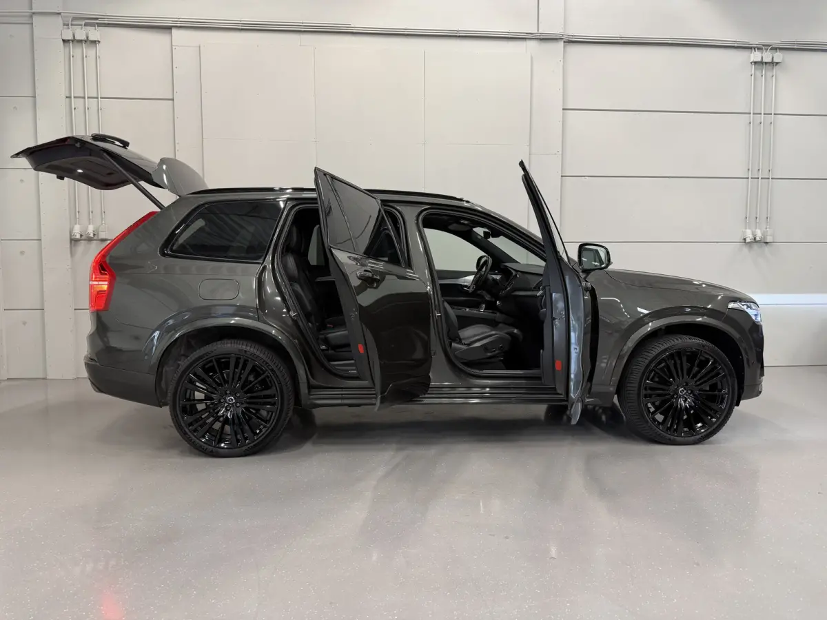 T8 Recharge AWD R-Design PANO/LUCHTVERING/B&W/SOH 100%/TREKHAAK/22"BLACK/HEAD-UP/MASSAGE+VENTILATIE/NAPPA-LEER/360CAMERA/PINE-GREY/ACC/PILOT-ASSIST/DONKERE-ALCANTARA HEMEL/VOLLEDIG VOLVO DEA