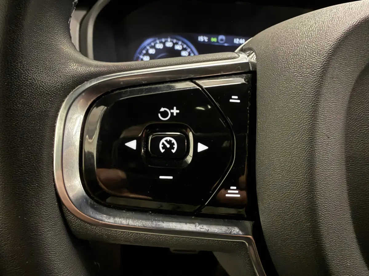 T8 Recharge AWD R-Design PANO/LUCHTVERING/B&W/SOH 100%/TREKHAAK/22"BLACK/HEAD-UP/MASSAGE+VENTILATIE/NAPPA-LEER/360CAMERA/PINE-GREY/ACC/PILOT-ASSIST/DONKERE-ALCANTARA HEMEL/VOLLEDIG VOLVO DEA