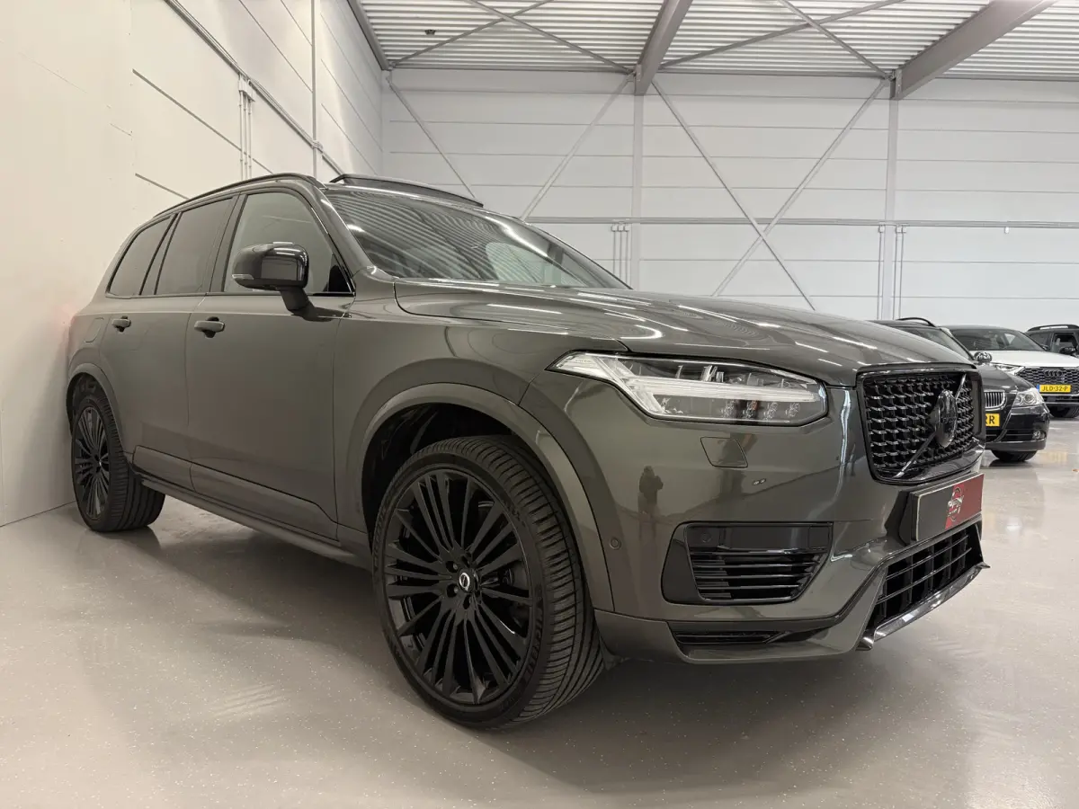 T8 Recharge AWD R-Design PANO/LUCHTVERING/B&W/SOH 100%/TREKHAAK/22"BLACK/HEAD-UP/MASSAGE+VENTILATIE/NAPPA-LEER/360CAMERA/PINE-GREY/ACC/PILOT-ASSIST/DONKERE-ALCANTARA HEMEL/VOLLEDIG VOLVO DEA