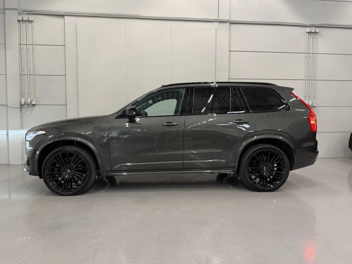 T8 Recharge AWD R-Design PANO/LUCHTVERING/B&W/SOH 100%/TREKHAAK/22"BLACK/HEAD-UP/MASSAGE+VENTILATIE/NAPPA-LEER/360CAMERA/PINE-GREY/ACC/PILOT-ASSIST/DONKERE-ALCANTARA HEMEL/VOLLEDIG VOLVO DEA
