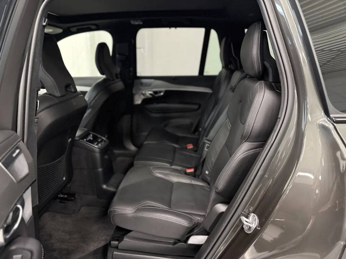 T8 Recharge AWD R-Design PANO/LUCHTVERING/B&W/SOH 100%/TREKHAAK/22"BLACK/HEAD-UP/MASSAGE+VENTILATIE/NAPPA-LEER/360CAMERA/PINE-GREY/ACC/PILOT-ASSIST/DONKERE-ALCANTARA HEMEL/VOLLEDIG VOLVO DEA