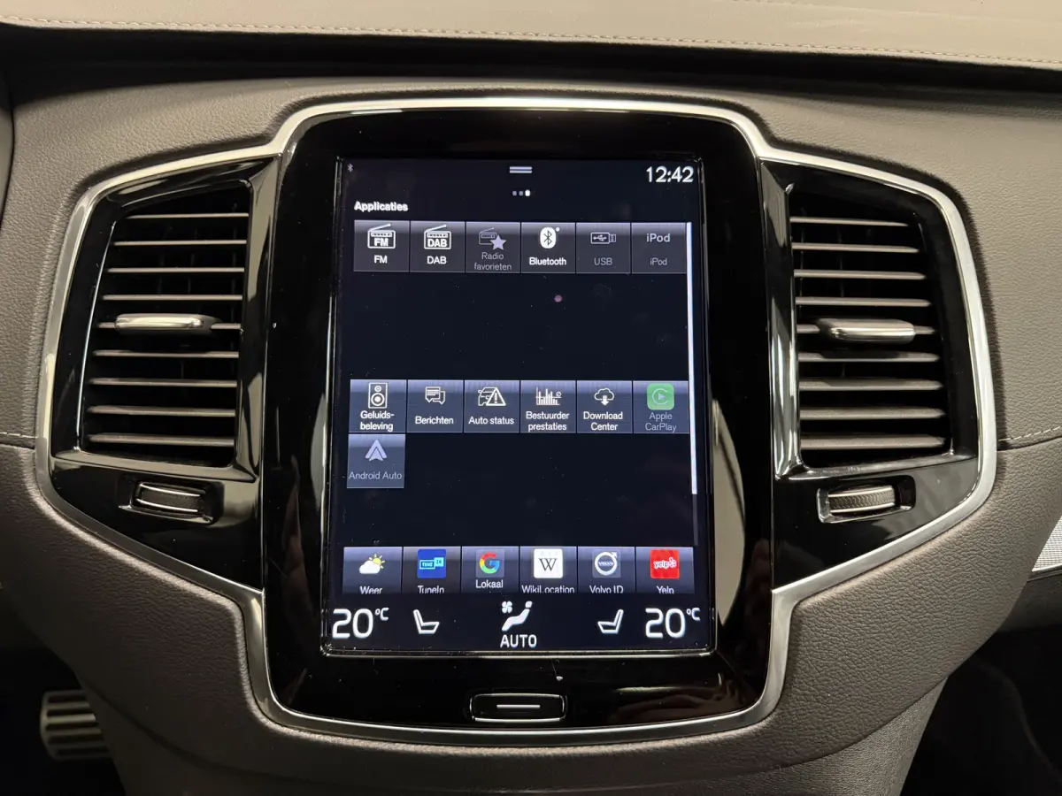 T8 Recharge AWD R-Design PANO/LUCHTVERING/B&W/SOH 100%/TREKHAAK/22"BLACK/HEAD-UP/MASSAGE+VENTILATIE/NAPPA-LEER/360CAMERA/PINE-GREY/ACC/PILOT-ASSIST/DONKERE-ALCANTARA HEMEL/VOLLEDIG VOLVO DEA