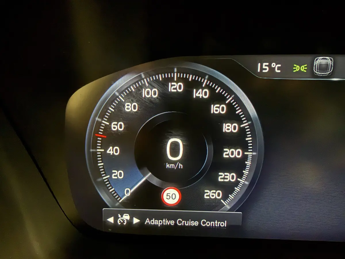 T8 Recharge AWD R-Design PANO/LUCHTVERING/B&W/SOH 100%/TREKHAAK/22"BLACK/HEAD-UP/MASSAGE+VENTILATIE/NAPPA-LEER/360CAMERA/PINE-GREY/ACC/PILOT-ASSIST/DONKERE-ALCANTARA HEMEL/VOLLEDIG VOLVO DEA