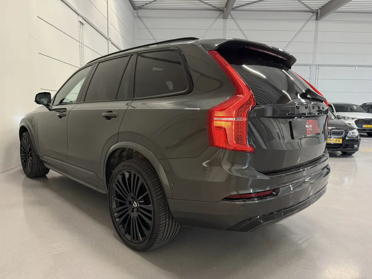 T8 Recharge AWD R-Design PANO/LUCHTVERING/B&W/SOH 100%/TREKHAAK/22"BLACK/HEAD-UP/MASSAGE+VENTILATIE/NAPPA-LEER/360CAMERA/PINE-GREY/ACC/PILOT-ASSIST/DONKERE-ALCANTARA HEMEL/VOLLEDIG VOLVO DEA