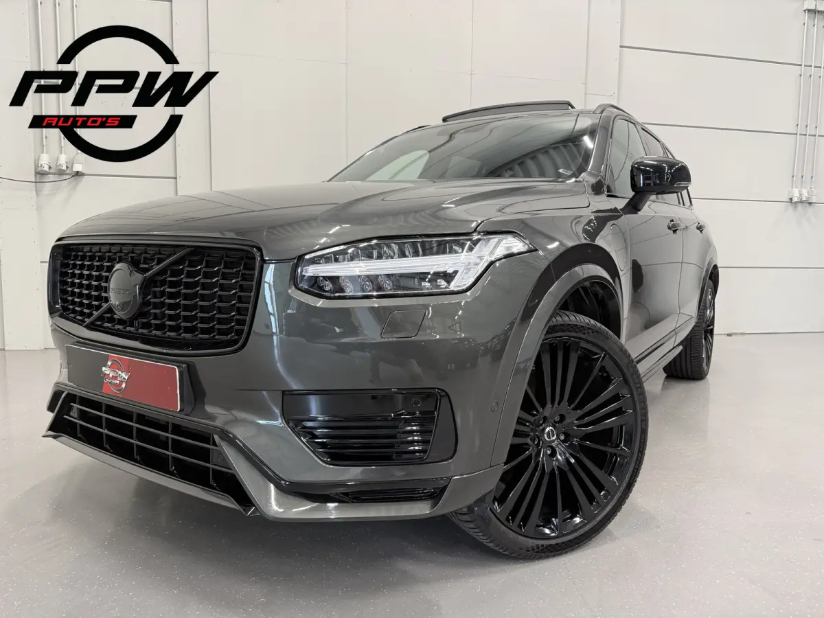 T8 Recharge AWD R-Design PANO/LUCHTVERING/B&W/SOH 100%/TREKHAAK/22"BLACK/HEAD-UP/MASSAGE+VENTILATIE/NAPPA-LEER/360CAMERA/PINE-GREY/ACC/PILOT-ASSIST/DONKERE-ALCANTARA HEMEL/VOLLEDIG VOLVO DEA