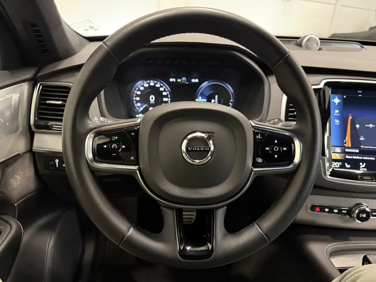 T8 Recharge AWD R-Design PANO/LUCHTVERING/B&W/SOH 100%/TREKHAAK/22"BLACK/HEAD-UP/MASSAGE+VENTILATIE/NAPPA-LEER/360CAMERA/PINE-GREY/ACC/PILOT-ASSIST/DONKERE-ALCANTARA HEMEL/VOLLEDIG VOLVO DEA