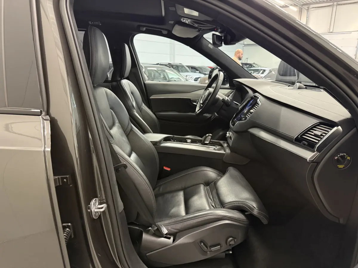 T8 Recharge AWD R-Design PANO/LUCHTVERING/B&W/SOH 100%/TREKHAAK/22"BLACK/HEAD-UP/MASSAGE+VENTILATIE/NAPPA-LEER/360CAMERA/PINE-GREY/ACC/PILOT-ASSIST/DONKERE-ALCANTARA HEMEL/VOLLEDIG VOLVO DEA