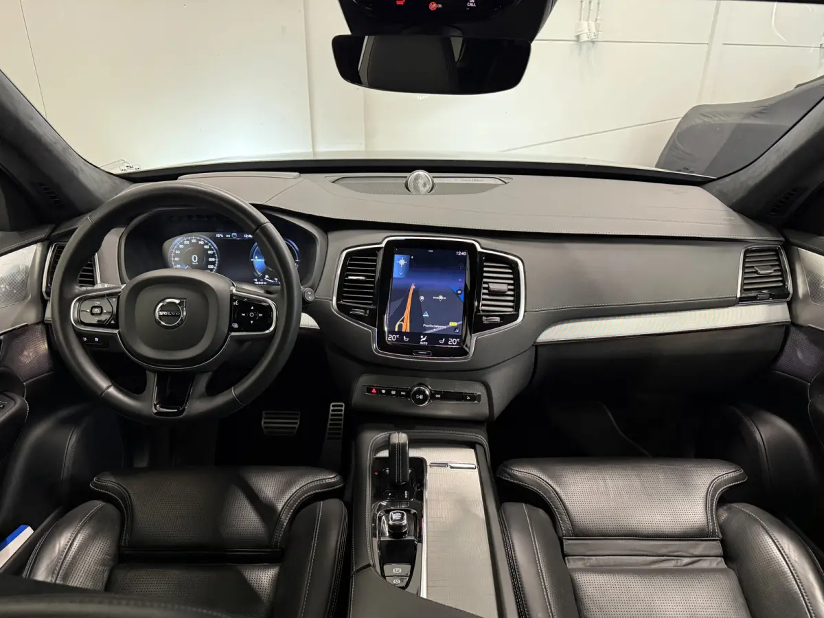 T8 Recharge AWD R-Design PANO/LUCHTVERING/B&W/SOH 100%/TREKHAAK/22"BLACK/HEAD-UP/MASSAGE+VENTILATIE/NAPPA-LEER/360CAMERA/PINE-GREY/ACC/PILOT-ASSIST/DONKERE-ALCANTARA HEMEL/VOLLEDIG VOLVO DEA