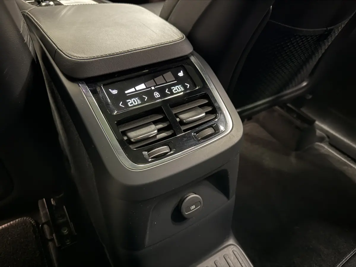 T8 Recharge AWD R-Design PANO/LUCHTVERING/B&W/SOH 100%/TREKHAAK/22"BLACK/HEAD-UP/MASSAGE+VENTILATIE/NAPPA-LEER/360CAMERA/PINE-GREY/ACC/PILOT-ASSIST/DONKERE-ALCANTARA HEMEL/VOLLEDIG VOLVO DEA
