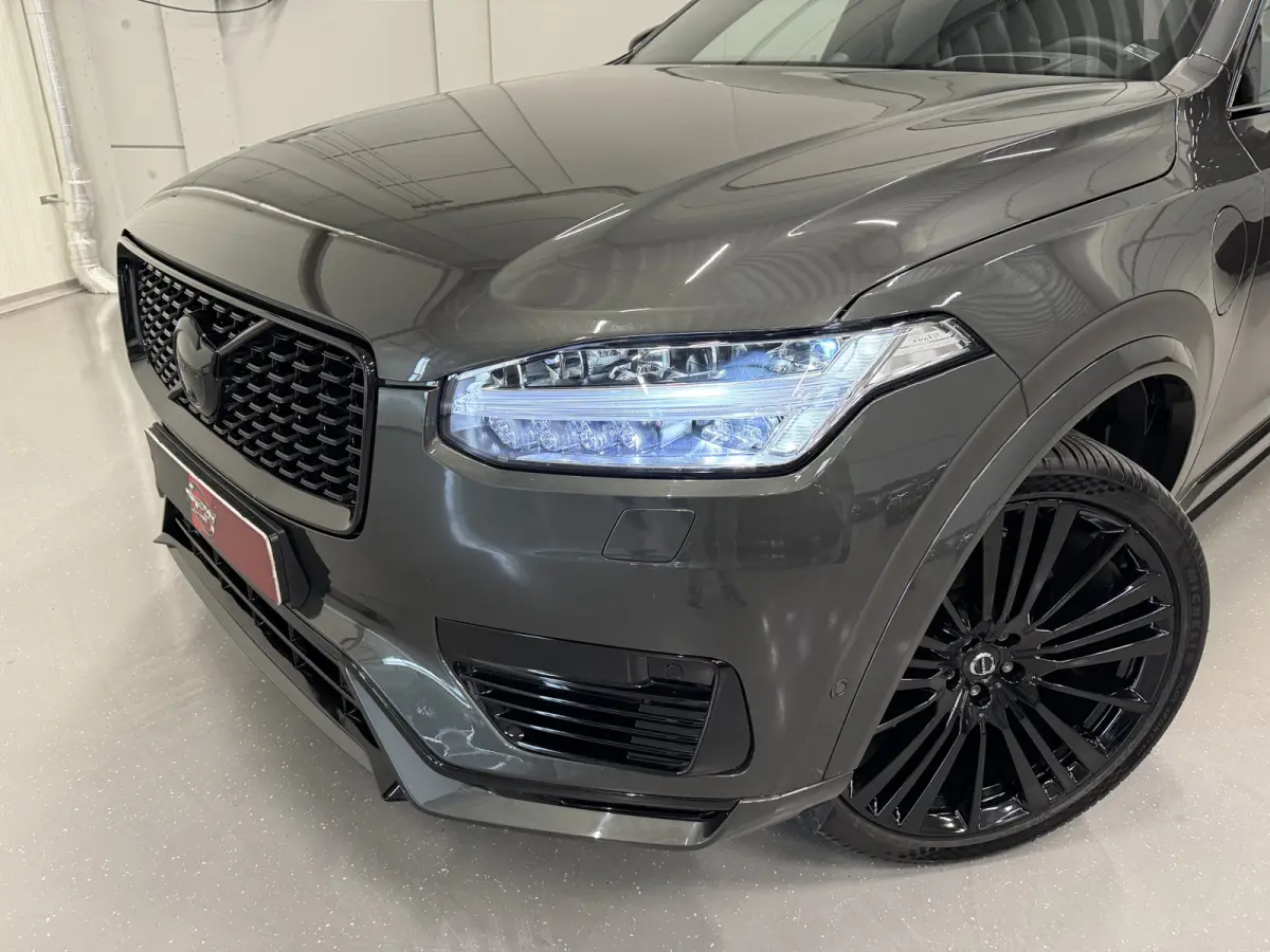 T8 Recharge AWD R-Design PANO/LUCHTVERING/B&W/SOH 100%/TREKHAAK/22"BLACK/HEAD-UP/MASSAGE+VENTILATIE/NAPPA-LEER/360CAMERA/PINE-GREY/ACC/PILOT-ASSIST/DONKERE-ALCANTARA HEMEL/VOLLEDIG VOLVO DEA