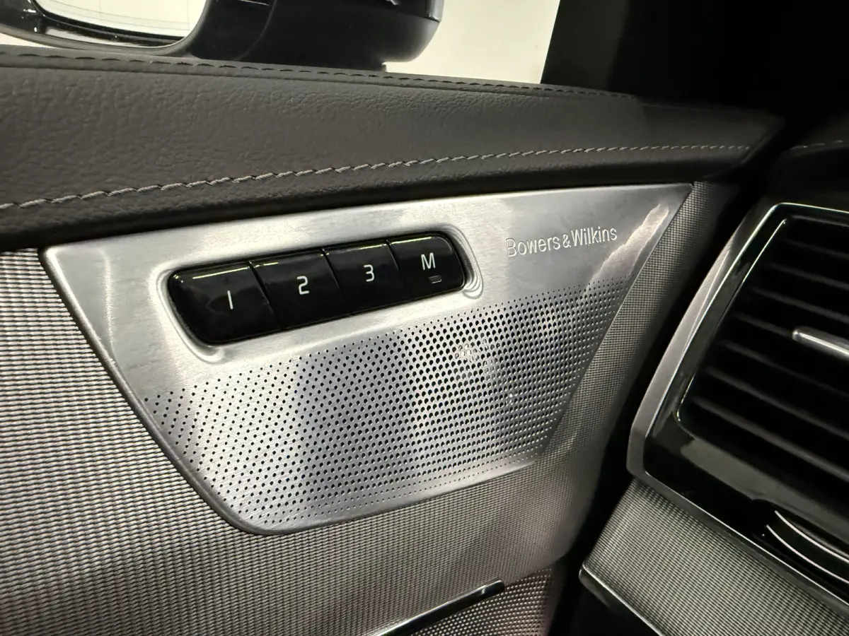 T8 Recharge AWD R-Design PANO/LUCHTVERING/B&W/SOH 100%/TREKHAAK/22"BLACK/HEAD-UP/MASSAGE+VENTILATIE/NAPPA-LEER/360CAMERA/PINE-GREY/ACC/PILOT-ASSIST/DONKERE-ALCANTARA HEMEL/VOLLEDIG VOLVO DEA