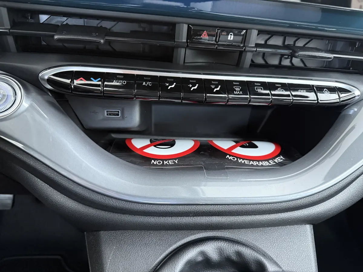 Torino, (2026) | 10,25" touchscreen radio met Bluetooth, DAB & USB | Apple Carplay® / Android Auto™ voorbereiding | Automatische airconditioning