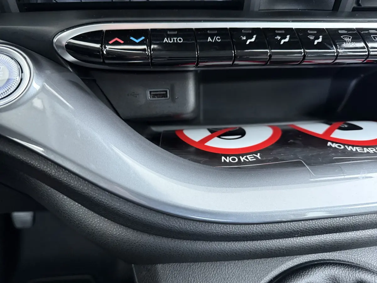 Torino, (2026) | 10,25" touchscreen radio met Bluetooth, DAB & USB | Apple Carplay® / Android Auto™ voorbereiding | Automatische airconditioning