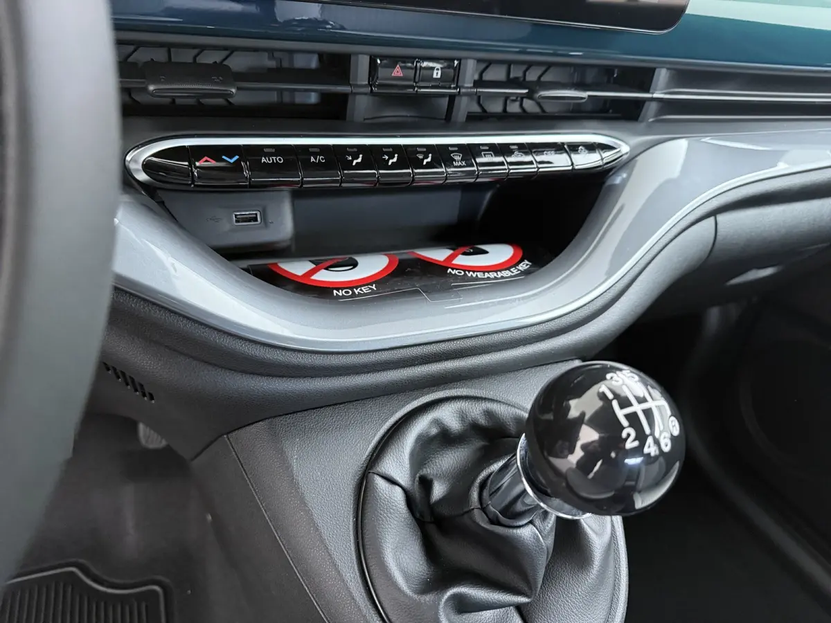 Torino, (2026) | 10,25" touchscreen radio met Bluetooth, DAB & USB | Apple Carplay® / Android Auto™ voorbereiding | Automatische airconditioning