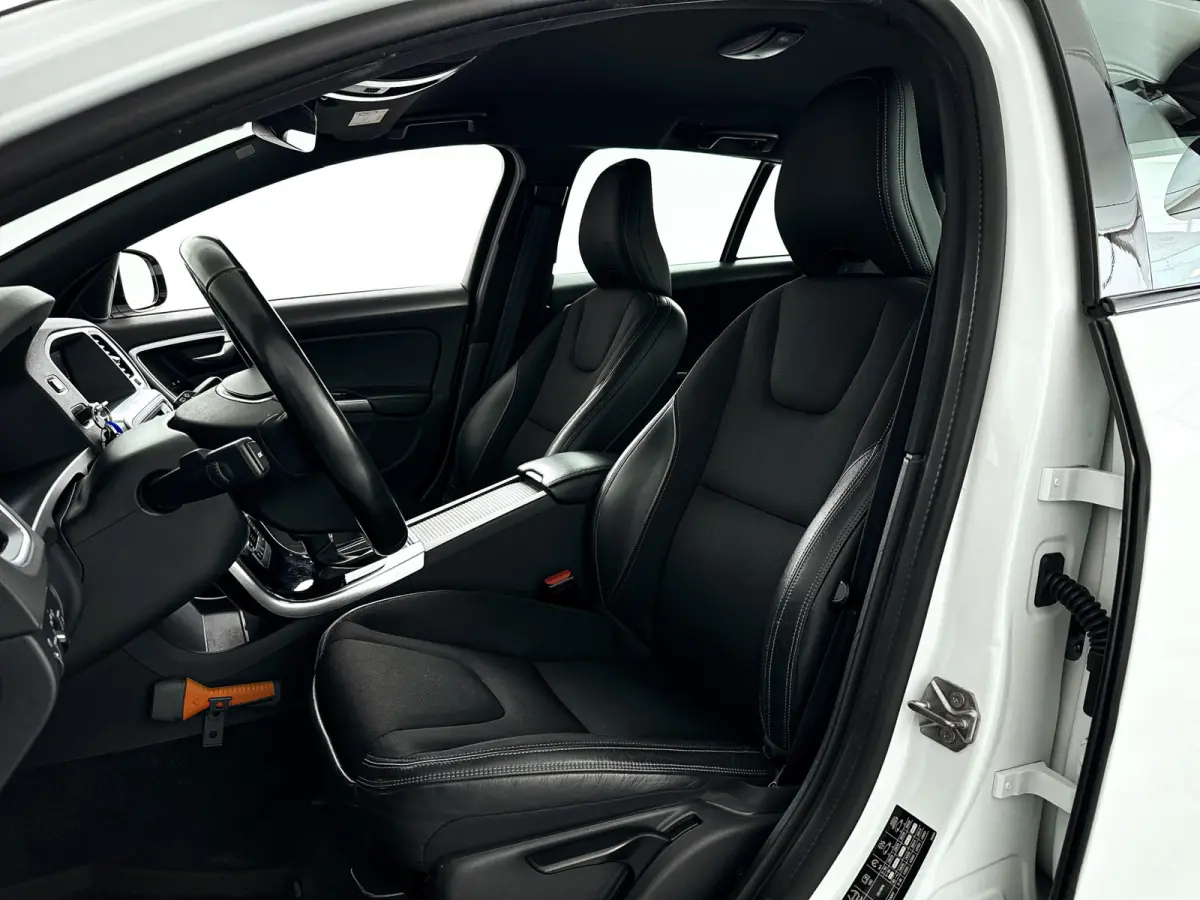 2.0 D3 Polar+ | Parkeersensoren achter | Stoelverwarming | Cruise control | Trekhaak