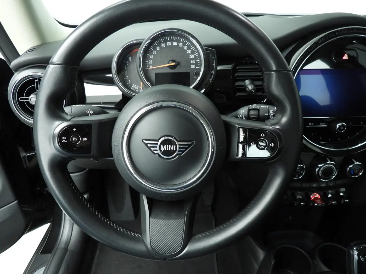 One Automaat / Sportstoelen / LED / Cruise / Climate / PDC / Alu wielen