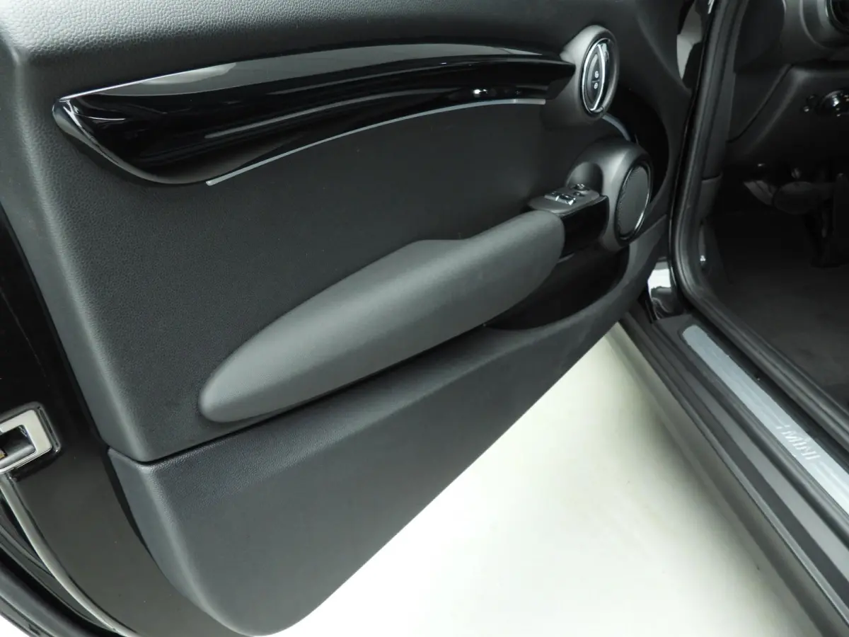 One Automaat / Sportstoelen / LED / Cruise / Climate / PDC / Alu wielen