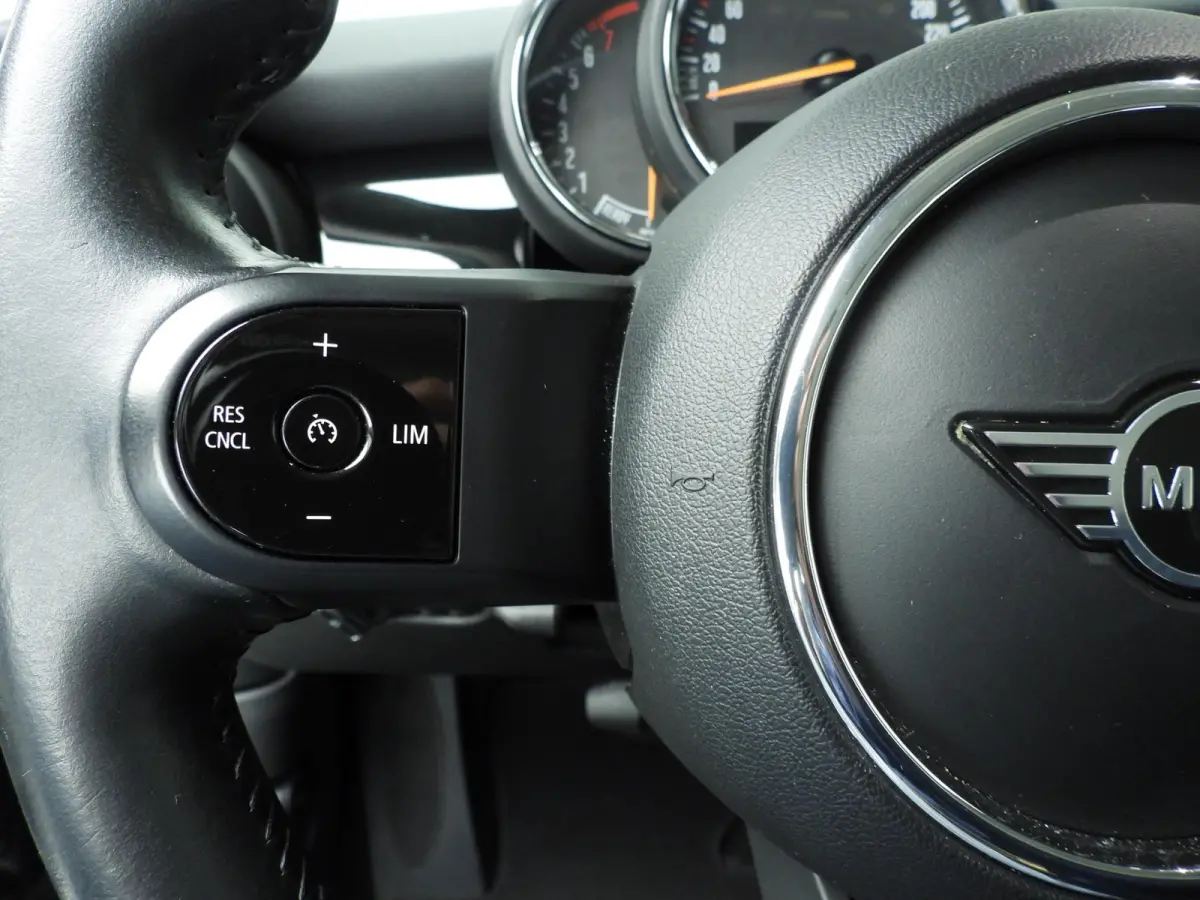 One Automaat / Sportstoelen / LED / Cruise / Climate / PDC / Alu wielen