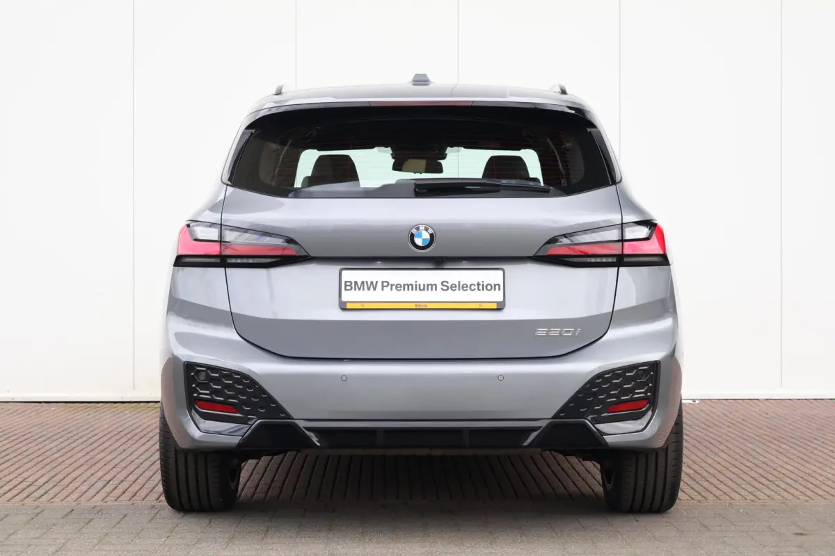 220i / M-Sport Pakket / Pano Dak / Actieve Stoel / Harman Kardon / Stoelverwarming Voor / Comforttoegang /