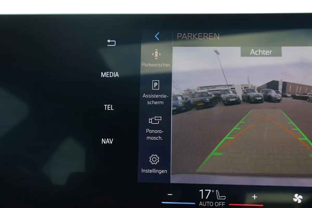 220i / M-Sport Pakket / Pano Dak / Actieve Stoel / Harman Kardon / Stoelverwarming Voor / Comforttoegang /