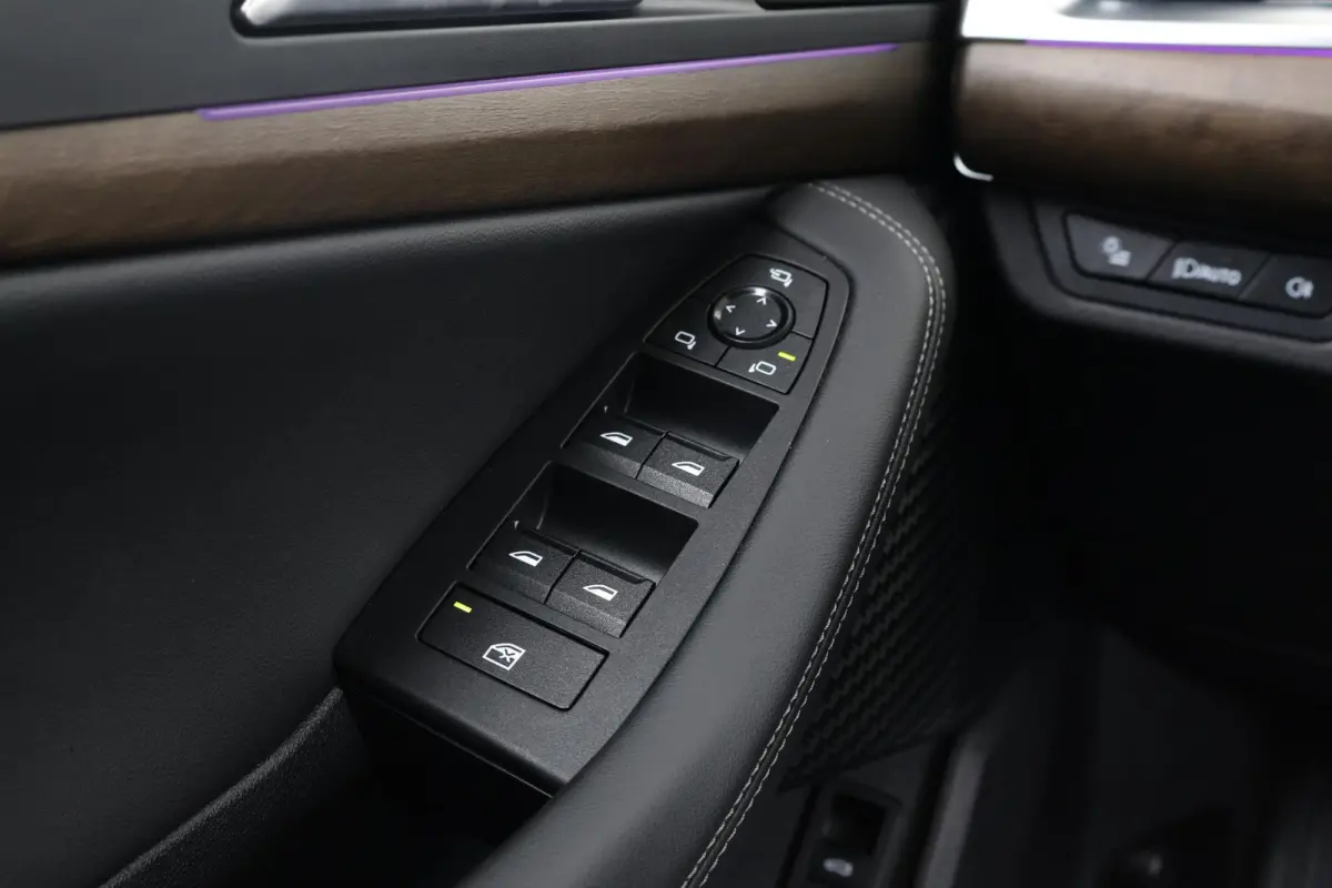 220i / M-Sport Pakket / Pano Dak / Actieve Stoel / Harman Kardon / Stoelverwarming Voor / Comforttoegang /
