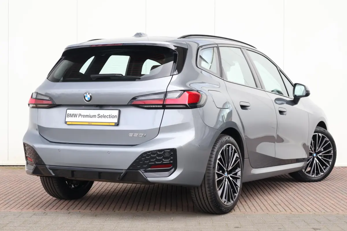 220i / M-Sport Pakket / Pano Dak / Actieve Stoel / Harman Kardon / Stoelverwarming Voor / Comforttoegang /