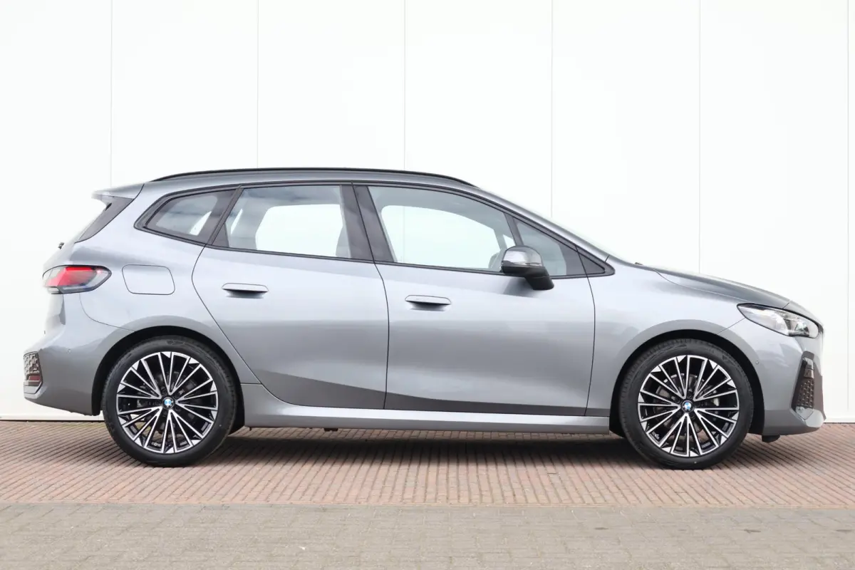 220i / M-Sport Pakket / Pano Dak / Actieve Stoel / Harman Kardon / Stoelverwarming Voor / Comforttoegang /