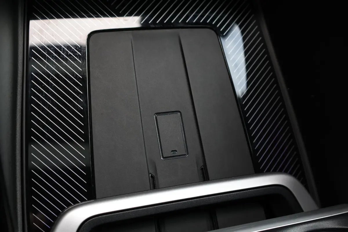 220i / M-Sport Pakket / Pano Dak / Actieve Stoel / Harman Kardon / Stoelverwarming Voor / Comforttoegang /