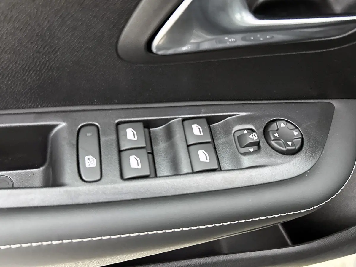 1.2 Hybrid Allure 110pk Automaat | 8 JAAR GARANTIE | Navigatie | 360 Camera | Cruise Control | 16"LMV | Dodehoekdetectie | Draadloze telefoonlader | Apple Carplay/Android Auto |