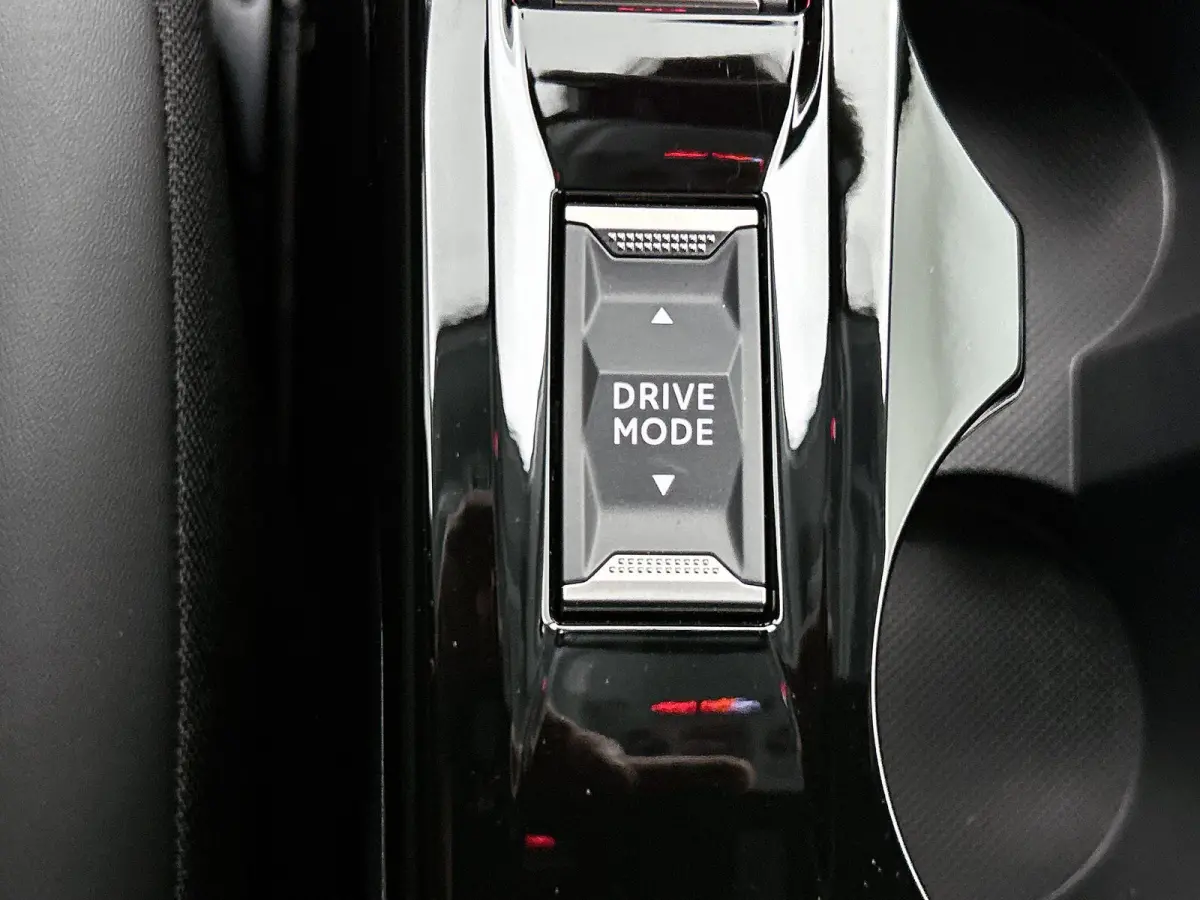 1.2 Hybrid Allure 110pk Automaat | 8 JAAR GARANTIE | Navigatie | 360 Camera | Cruise Control | 16"LMV | Dodehoekdetectie | Draadloze telefoonlader | Apple Carplay/Android Auto |