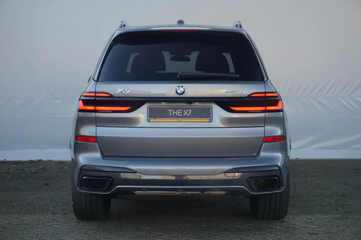 xDrive40i | M Sportpakket Pro | Sky Lounge Panoramadak | Driving + Parking Ass. Professional | Active Steering | Massagestoelen | Elektr. Trekhaak