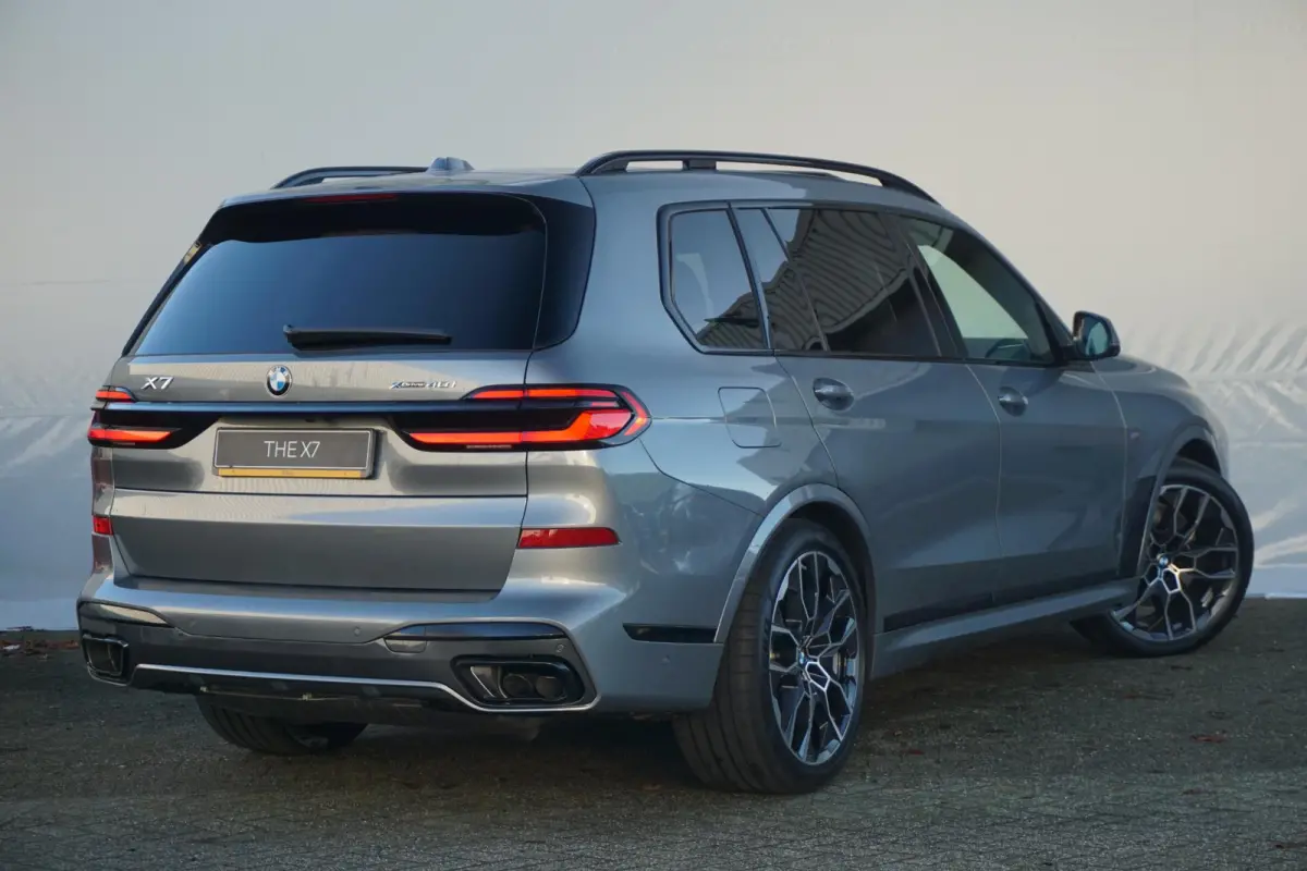 xDrive40i | M Sportpakket Pro | Sky Lounge Panoramadak | Driving + Parking Ass. Professional | Active Steering | Massagestoelen | Elektr. Trekhaak