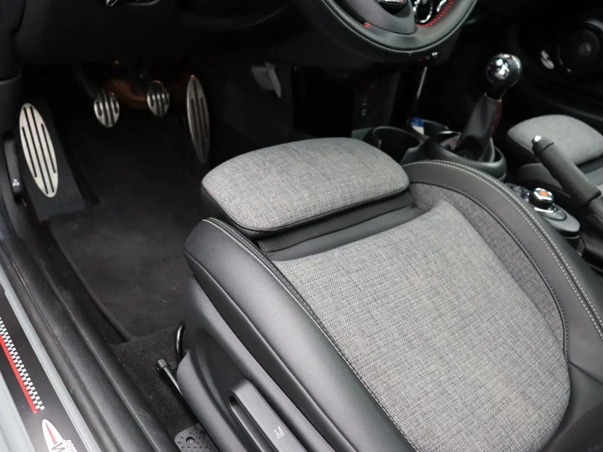 Cooper Dalston Edition + John Cooper Works Uitvoering + Serious Business + Panoramadak + Harman Kardon + 17''