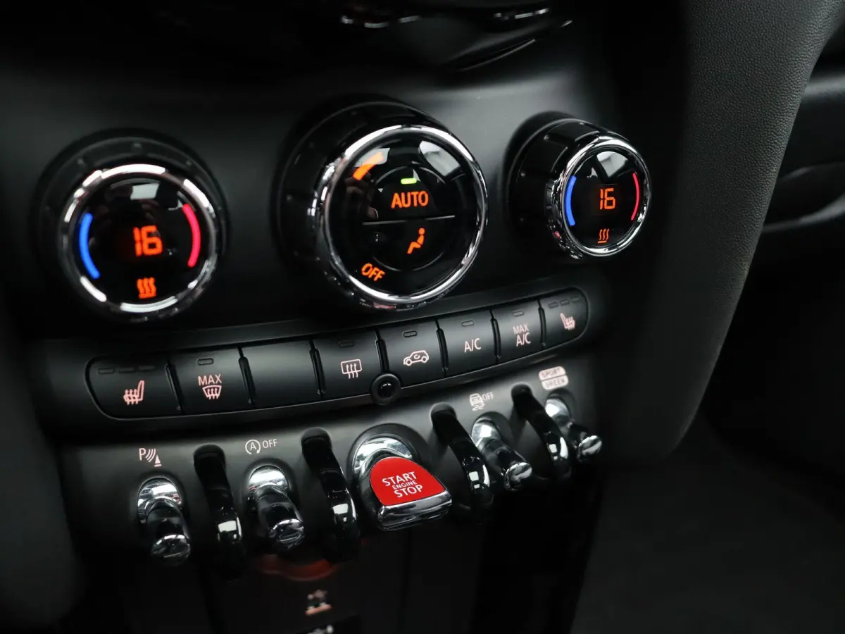 Cooper Dalston Edition + John Cooper Works Uitvoering + Serious Business + Panoramadak + Harman Kardon + 17''
