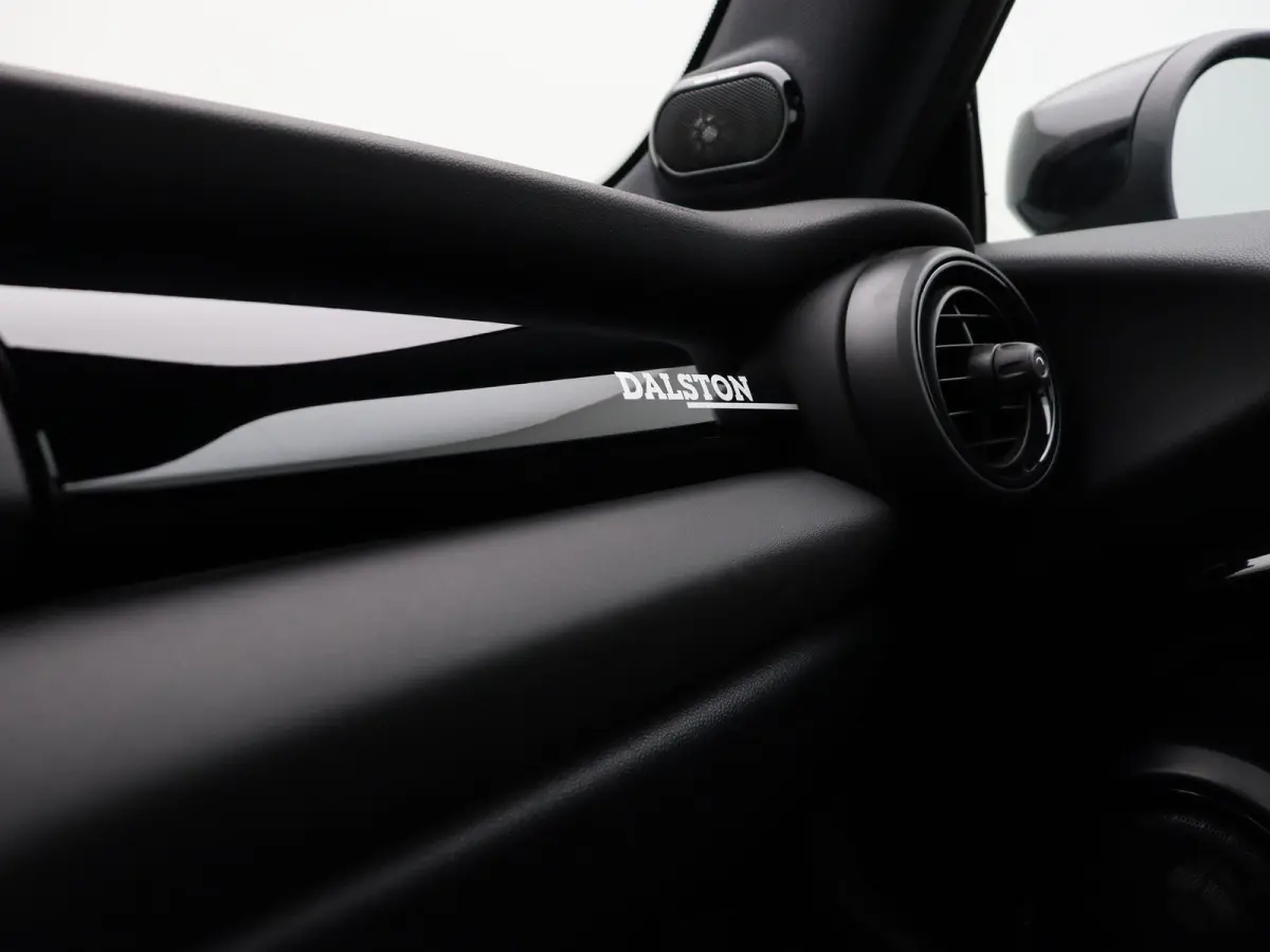 Cooper Dalston Edition + John Cooper Works Uitvoering + Serious Business + Panoramadak + Harman Kardon + 17''