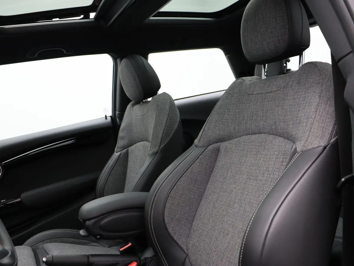 Cooper Dalston Edition + John Cooper Works Uitvoering + Serious Business + Panoramadak + Harman Kardon + 17''