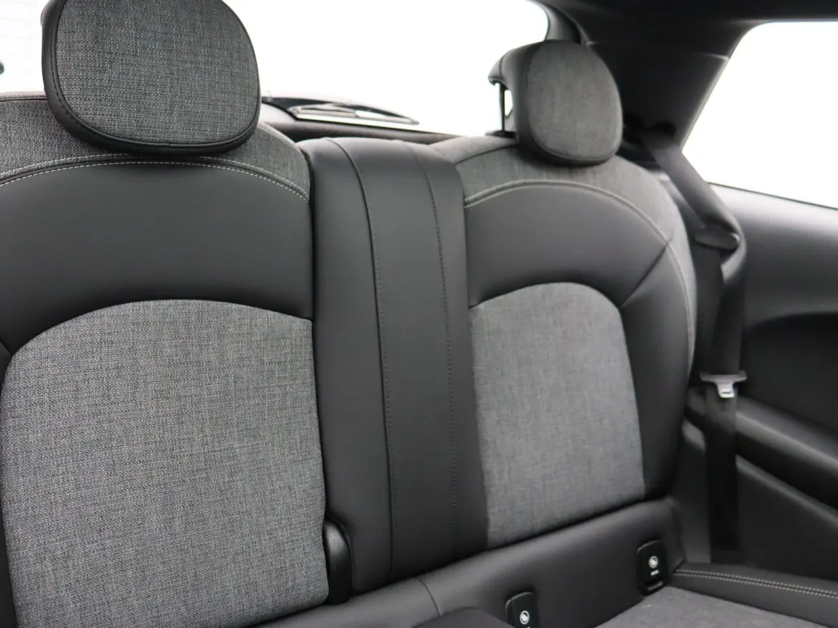Cooper Dalston Edition + John Cooper Works Uitvoering + Serious Business + Panoramadak + Harman Kardon + 17''