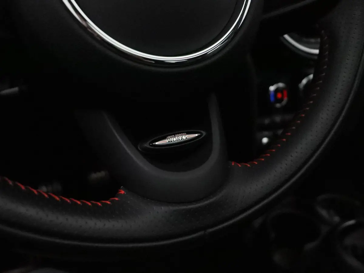 Cooper Dalston Edition + John Cooper Works Uitvoering + Serious Business + Panoramadak + Harman Kardon + 17''