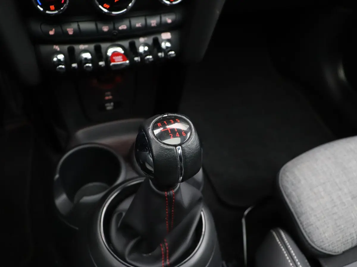 Cooper Dalston Edition + John Cooper Works Uitvoering + Serious Business + Panoramadak + Harman Kardon + 17''