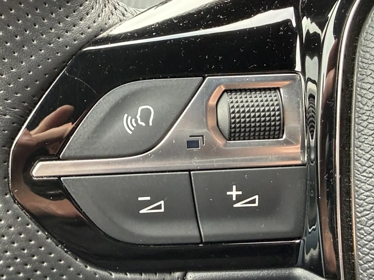 100pk GT (Camera - Keyless Entry - Parkeersensoren V+A - LED - Navigatie - Automatische Airco - Draadloos laden - Apple Carplay - 3D Cockpit)