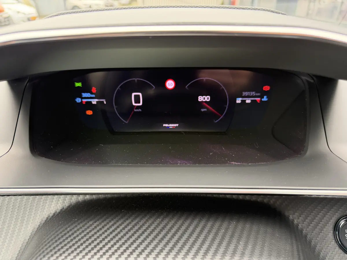100pk GT (Camera - Keyless Entry - Parkeersensoren V+A - LED - Navigatie - Automatische Airco - Draadloos laden - Apple Carplay - 3D Cockpit)