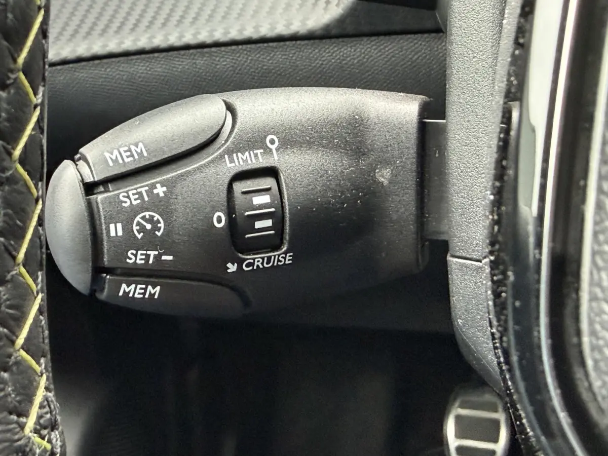 100pk GT (Camera - Keyless Entry - Parkeersensoren V+A - LED - Navigatie - Automatische Airco - Draadloos laden - Apple Carplay - 3D Cockpit)