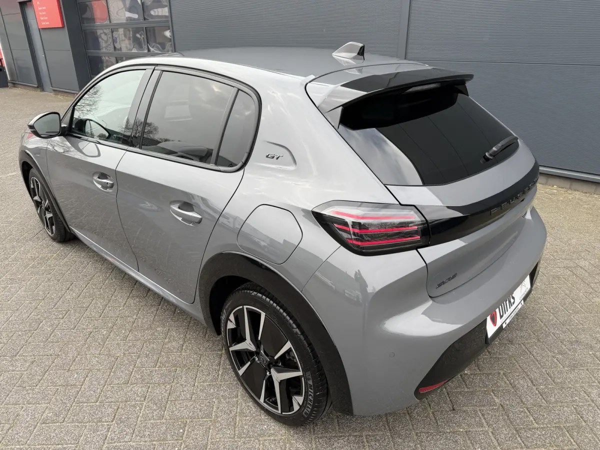 100pk GT (Camera - Keyless Entry - Parkeersensoren V+A - LED - Navigatie - Automatische Airco - Draadloos laden - Apple Carplay - 3D Cockpit)