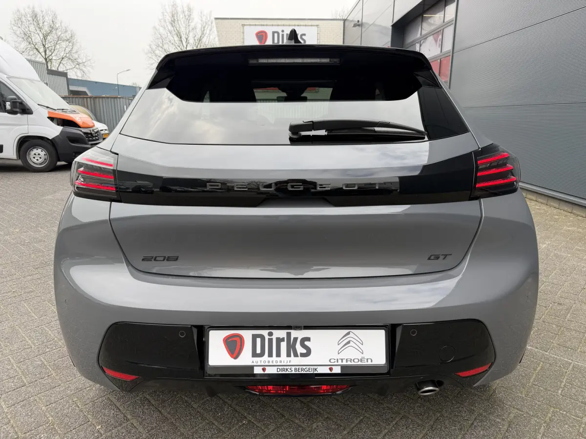 100pk GT (Camera - Keyless Entry - Parkeersensoren V+A - LED - Navigatie - Automatische Airco - Draadloos laden - Apple Carplay - 3D Cockpit)