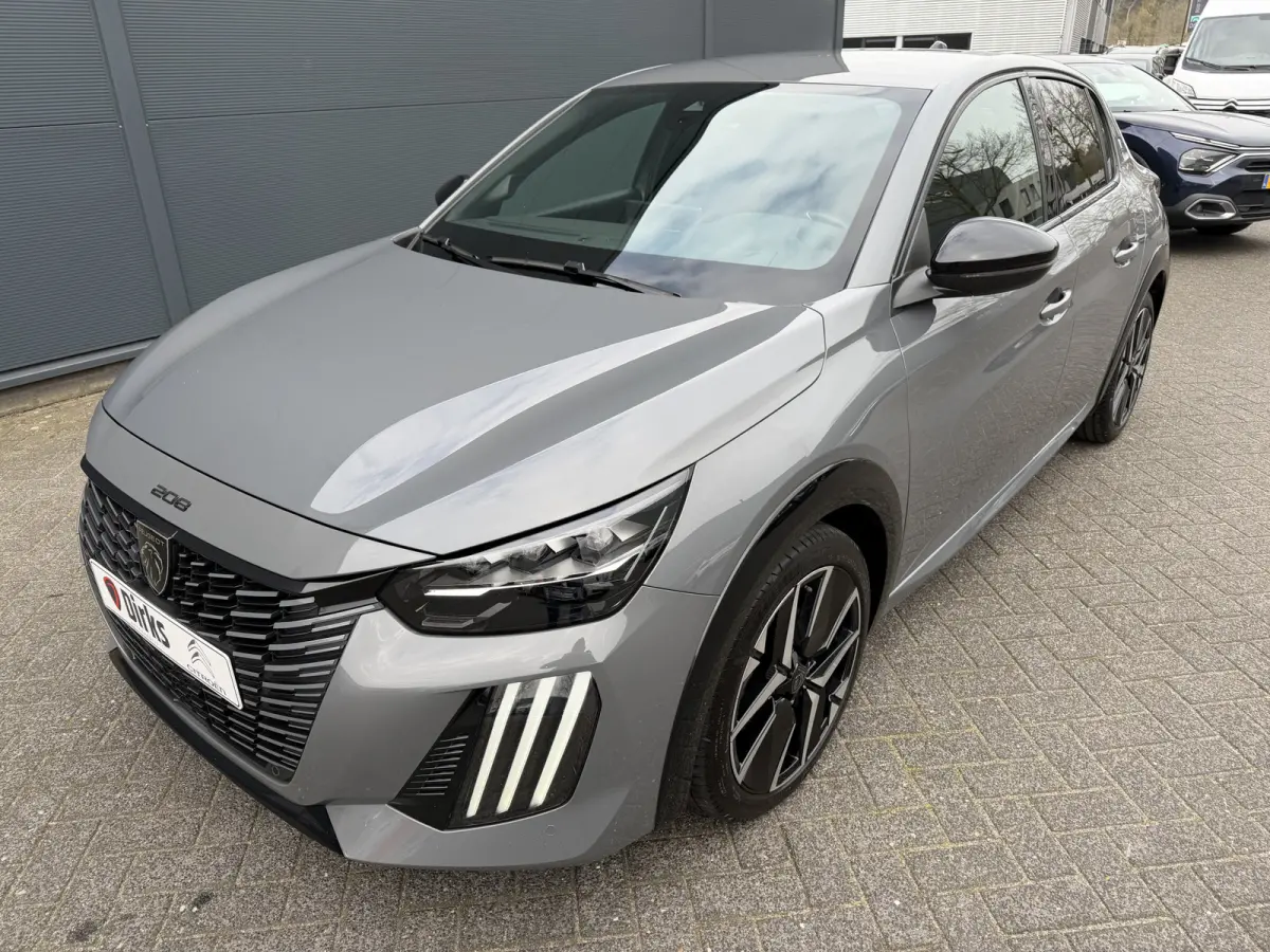 100pk GT (Camera - Keyless Entry - Parkeersensoren V+A - LED - Navigatie - Automatische Airco - Draadloos laden - Apple Carplay - 3D Cockpit)