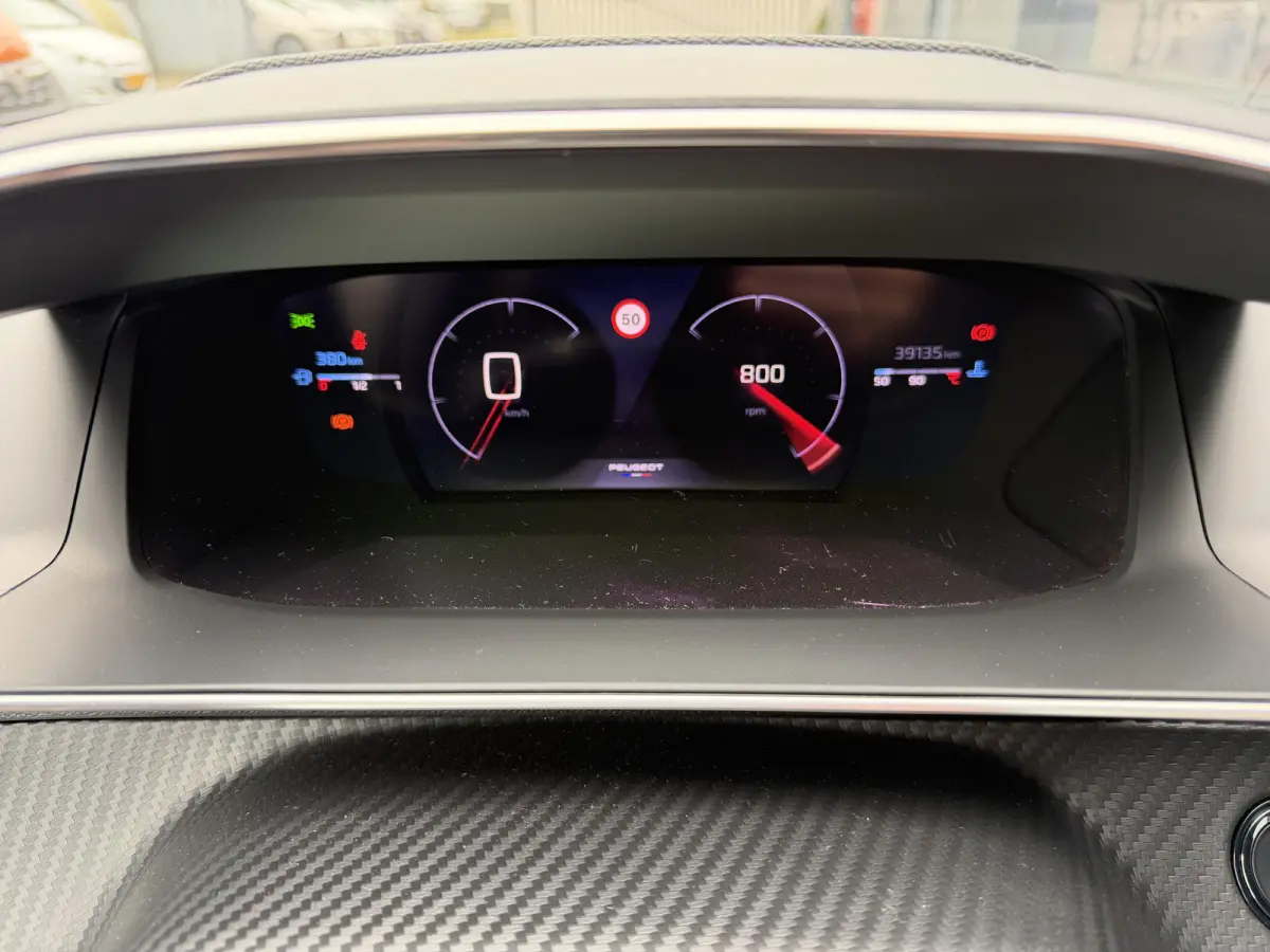 100pk GT (Camera - Keyless Entry - Parkeersensoren V+A - LED - Navigatie - Automatische Airco - Draadloos laden - Apple Carplay - 3D Cockpit)