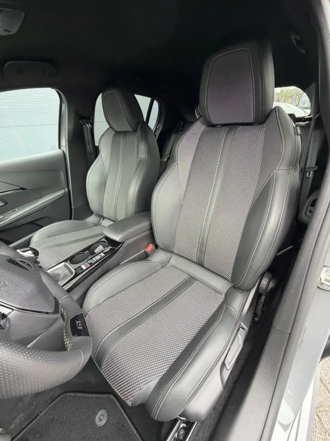 100pk GT (Camera - Keyless Entry - Parkeersensoren V+A - LED - Navigatie - Automatische Airco - Draadloos laden - Apple Carplay - 3D Cockpit)