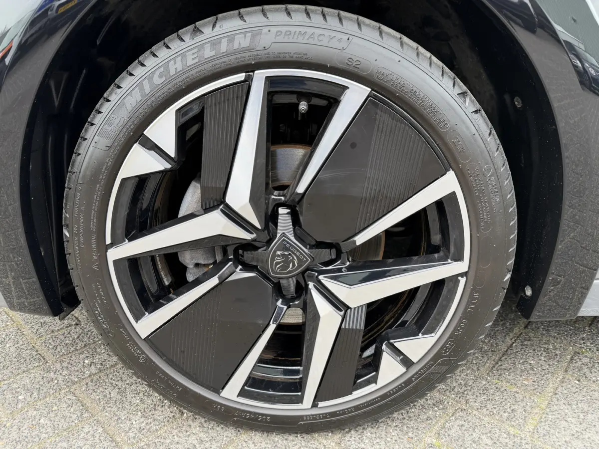100pk GT (Camera - Keyless Entry - Parkeersensoren V+A - LED - Navigatie - Automatische Airco - Draadloos laden - Apple Carplay - 3D Cockpit)
