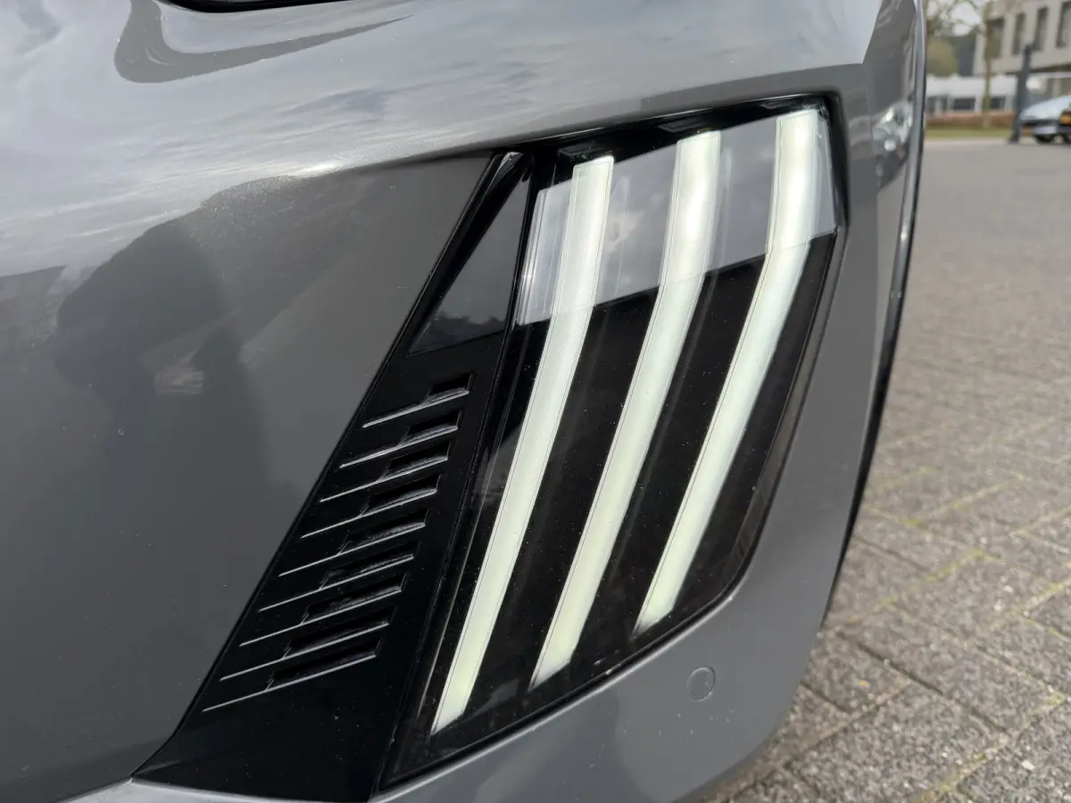100pk GT (Camera - Keyless Entry - Parkeersensoren V+A - LED - Navigatie - Automatische Airco - Draadloos laden - Apple Carplay - 3D Cockpit)